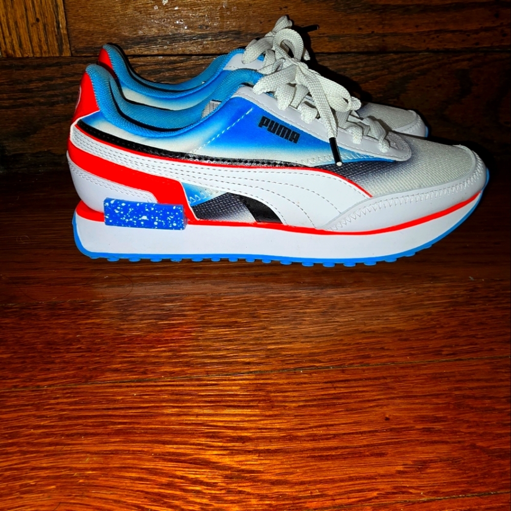 Puma gym shoes size 5c